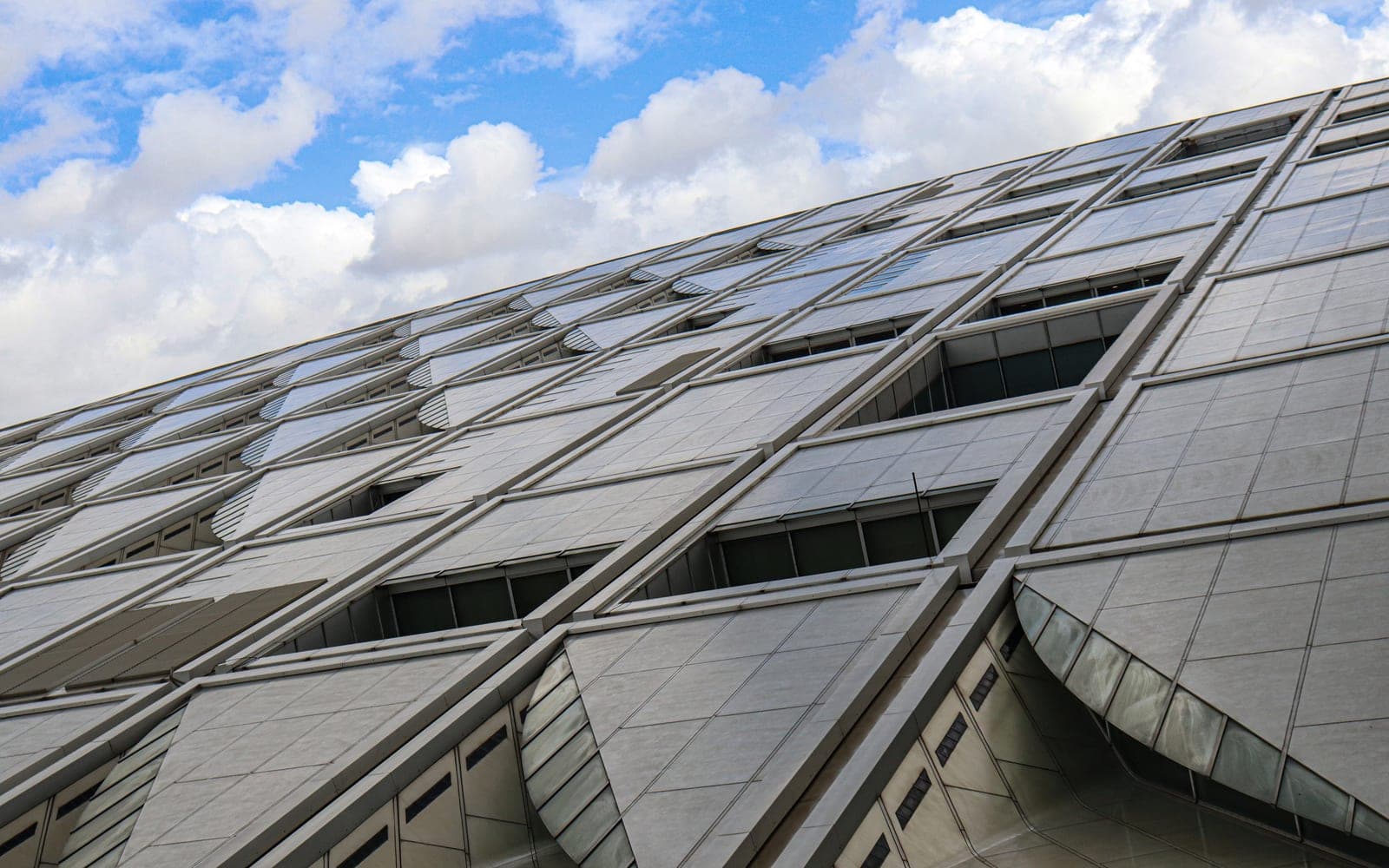 La façade inclinée de la Bibliothèque d’Alexandrie, en Égypte
