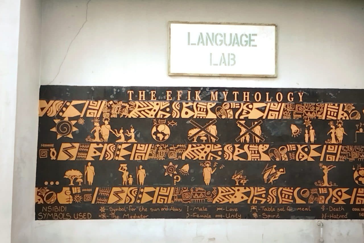 Fresque de symboles nsibidi illustrant la mythologie efik