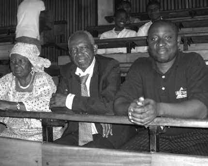 Avec sa sœur et Joseph Owona Ntsama, Yaoundé I, 2009.