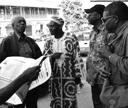 En conversation avec, entre autres, le professeur Kishany, ancien membre du comité de rédaction de Présence Africaine.