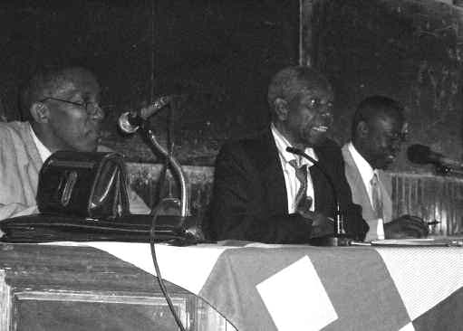 Exposé sur le statut de l’intellectuel, colloque de juillet 2009, Yaoundé I. À gauche Éloi Messi Metogo, à droite Célestin Monga.
