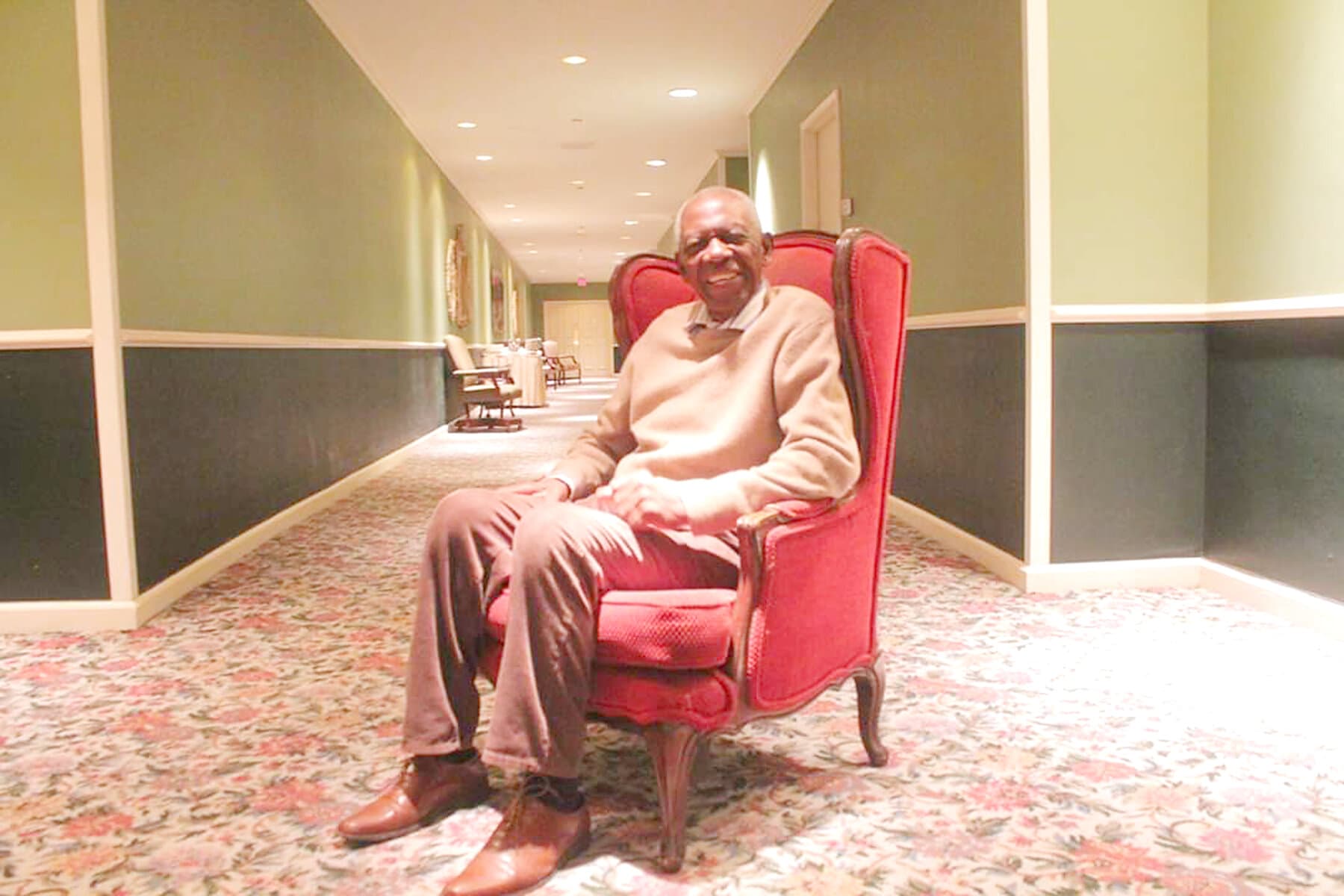Fabien Eboussi Boulaga dans le fauteuil rouge.