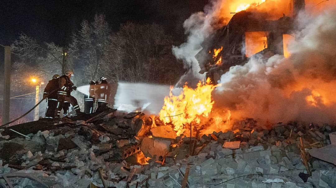 Des pompiers luttent contre l’incendie d’un immeuble touché par une frappe russe, Kyiv, septembre 2026.